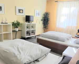 ダンネンベルクにあるHotel Alte Postのベッドルーム(ベッド2台、テレビ付)
