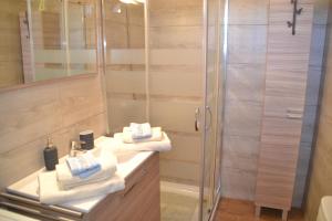 een badkamer met een douche en een wastafel met handdoeken bij Gibshouse Megan in Puerto del Carmen