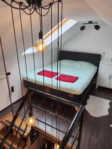 Zimmer mit Etagenbett im Dachgeschoss in der Unterkunft Lovely holiday home in Cres
