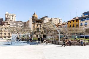 a group of people walking around a city at Castrillo 4 Apartamento Acogedor in Zaragoza