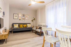 sala de estar con sofá y mesa en Castrillo 4 Apartamento Acogedor, en Zaragoza