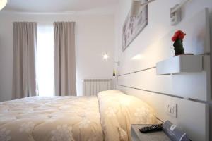 1 dormitorio con 1 cama y escritorio con mando a distancia en Appartamento Peppino, en San Salvo