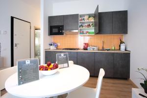 una cocina con una mesa con un bol de fruta. en Appartamento Peppino, en San Salvo