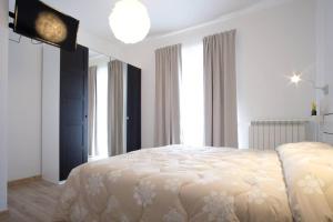 1 dormitorio con 1 cama grande en una habitación con ventanas en Appartamento Peppino, en San Salvo