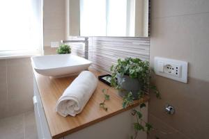 baño con lavabo blanco en una encimera de madera en Appartamento Peppino, en San Salvo