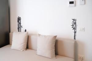 zwei Kissen auf einer Couch in einem Zimmer in der Unterkunft Appartamento Peppino in San Salvo