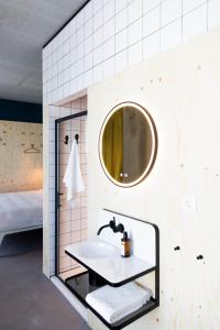 bagno con lavandino e specchio di hotel Moloko -just a room- sleep&shower-digital key by email-SMS a Enschede