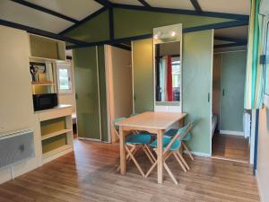 Kuchnia lub aneks kuchenny w obiekcie Camping Onlycamp Les Deux Rives