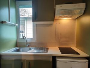 Kuchnia lub aneks kuchenny w obiekcie Camping Onlycamp Les Deux Rives