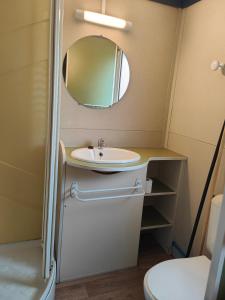 Łazienka w obiekcie Camping Onlycamp Les Deux Rives