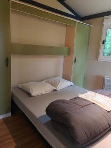 Łóżko lub łóżka w pokoju w obiekcie Camping Onlycamp Les Deux Rives