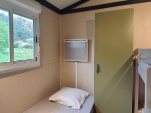 Łóżko lub łóżka w pokoju w obiekcie Camping Onlycamp Les Deux Rives