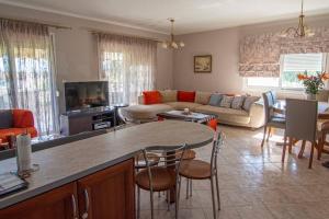 uma sala de estar com um sofá e uma mesa em The Country House em Preveza