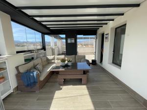 Posedenie v ubytovaní BM5A, Gran ático duplex con dos terrazas cerca el mar