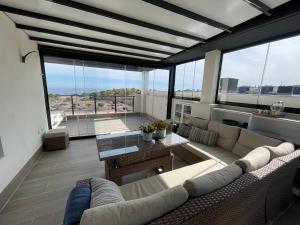 Posedenie v ubytovaní BM5A, Gran ático duplex con dos terrazas cerca el mar