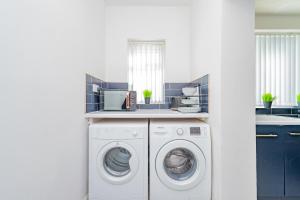 - une buanderie avec un lave-linge et un sèche-linge dans l'établissement Luxury Studio Annexe, Heswall, à Heswall