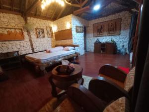 pokój z łóżkiem i stołem w obiekcie Nirankara Nglolang Resort w mieście Baron