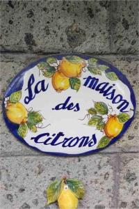 een bord met citroenen op de muur bij La maison des citrons in Meta