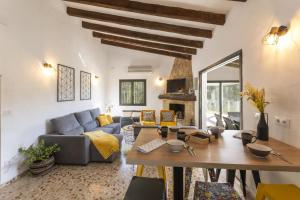 Orba的住宿－Horizonte，客厅配有沙发和桌子