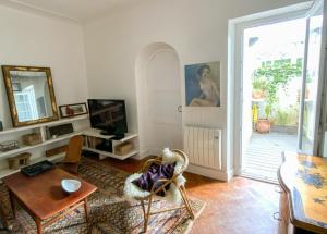 uma sala de estar com uma mesa e uma televisão em Perla 4 pers & Terrasse em Biarritz