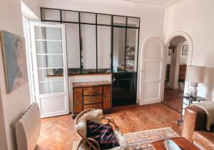 uma sala de estar com uma grande janela e uma mesa em Perla 4 pers & Terrasse em Biarritz