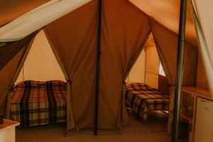 Łóżko lub łóżka w pokoju w obiekcie Camping Onlycamp Les Deux Rives