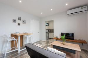 a living room with a couch and a table at LeCosyCannoniersStudio3 in Grand Baie