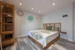 a bedroom with a bed in a room at LeCosyCannoniersStudio3 in Grand Baie