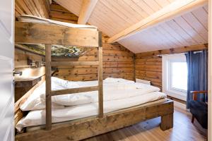 1 dormitorio con 2 literas en una cabaña de madera en Lake View Apartment 4 bedrooms and 2 bathrooms, en Sykkylven
