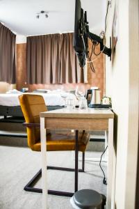 a hotel room with a table and a bed at Hotel Industrie in Leuven
