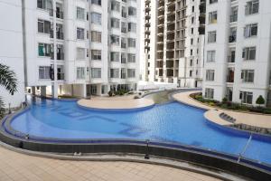 uma grande piscina no meio de um edifício em Series Hotel Sudirman em Jakarta