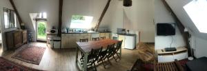 - une cuisine et une salle à manger avec une table et des chaises dans l'établissement Les écuries de Bléville, au Havre