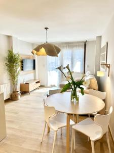un soggiorno con tavolo e sedie di Apartamentos Noja Playa a Noja