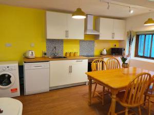 Η κουζίνα ή μικρή κουζίνα στο 2 Bed Barn conversion +7 φωτογραφίες