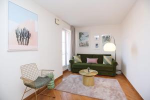 Posedenie v ubytovaní IMMOGROOM - Beautiful and Cosy - Air conditioner - 5 min from beaches