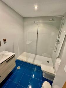 a bathroom with a shower and a toilet and a sink at Apartamento con vista al mar a 3 minutos de la playa! Spacious Beach Apartment 3 min to the beach in La Herradura