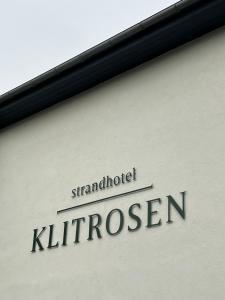 Certificato, attestato, insegna o altro documento esposto da Strandhotel Klitrosen