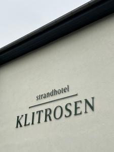FjerritslevにあるStrandhotel Klitrosenの建物脇の看板