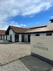 un edificio con un cartello davanti di Strandhotel Klitrosen a Fjerritslev