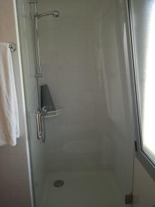 W łazience znajduje się prysznic ze szklanymi drzwiami. w obiekcie Arcádia by Umbral w Fatimie