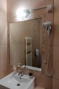 デミェンにあるNapraforgó Vendégházのバスルーム(洗面台、鏡付)