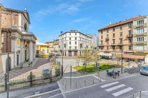 una calle vacía en una ciudad con edificios en Alessia's Flat - San Luigi en Milán