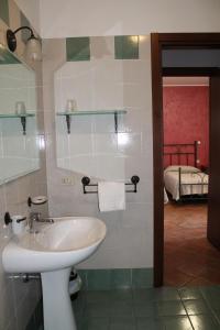 a bathroom with a sink and a bed in a room at Agriturismo San Bartolomeo in Monselice