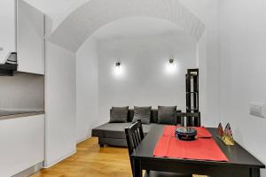 sala de estar con mesa y sofá en Alessia's Flat - San Luigi en Milán