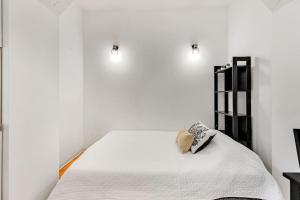Un dormitorio con una cama blanca con dos luces. en Alessia's Flat - San Luigi en Milán