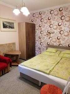 ハイドゥソボスローにあるKaktuszvirág Apartmanházのベッドルーム1室(ベッド1台付)