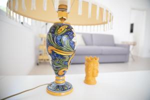 un vaso colorato seduto su un tavolo in soggiorno di Villa Ravanica a Marina di Ragusa