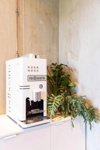 una macchina da caffè seduta sopra un bancone di hotel Moloko -just a room- sleep&shower-digital key by email-SMS a Enschede