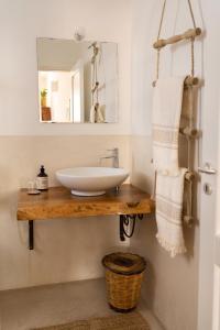 ein Bad mit einem Waschbecken und einem Spiegel in der Unterkunft Sikalindi Apulian Farm&Living in Gagliano del Capo