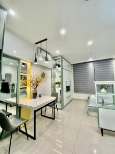 une pièce avec une table et des chaises et une chambre dans l'établissement Vinhomes Smartcity-Căn hộ dich vụ-Zhomestay, à Phú Thú 9 autres photos